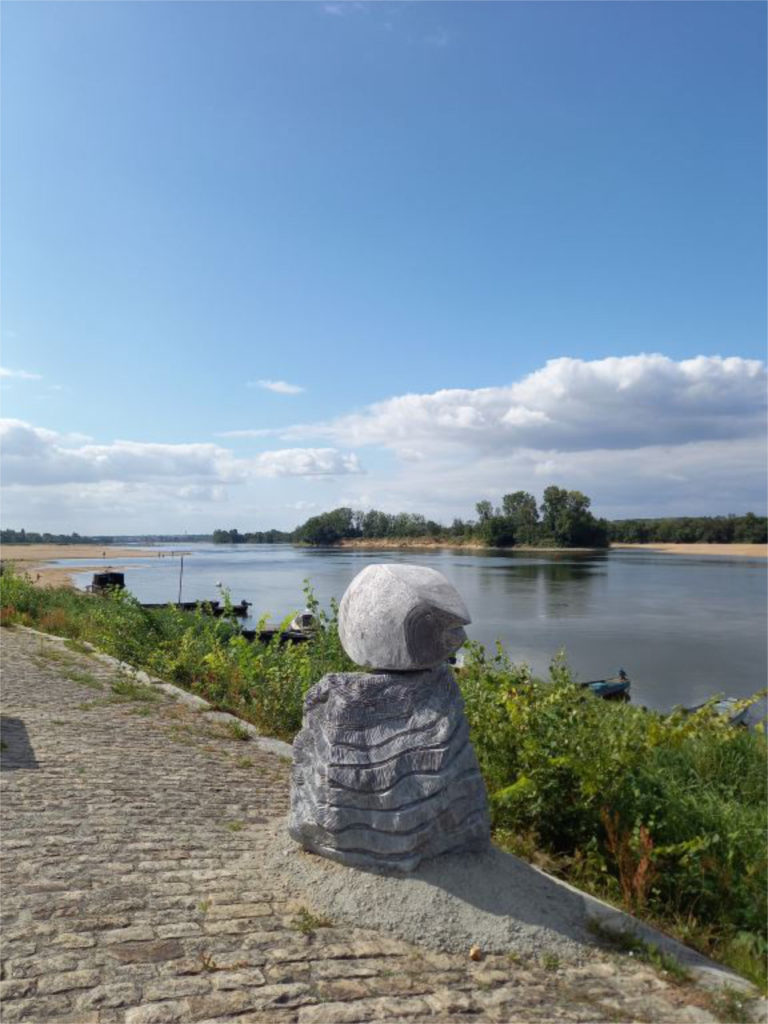 Sculpture monumentale sur pierre symposium bord de Loire